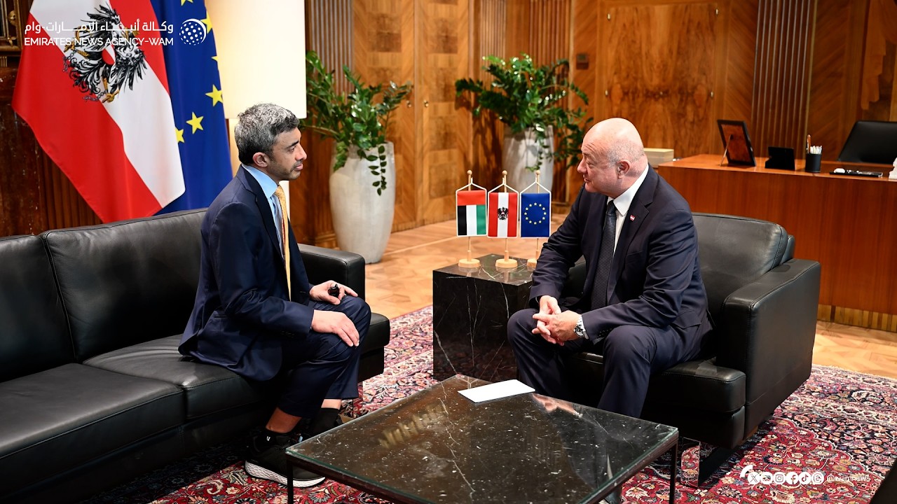 عبدالله بن زايد يلتقي مستشار النمسا في فيينا ويؤكد عمق الشراكة الاستراتيجية بين البلدين