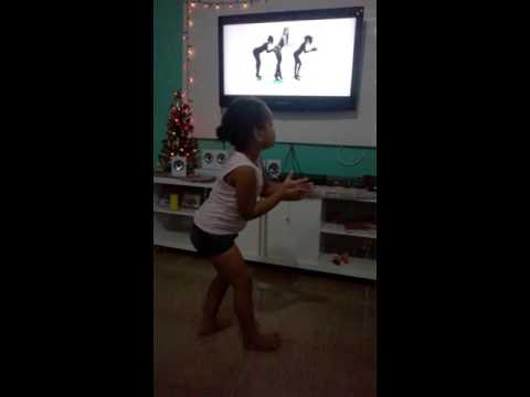 Menina Yara dançando Bang Anitta