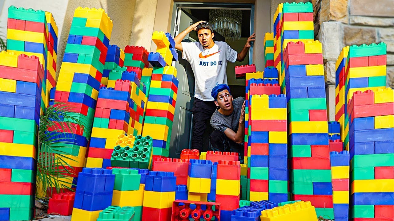DEIXARAM MILHARES DE LEGOS GIGANTES NA PORTA DA NOSSA CASA - YouTube