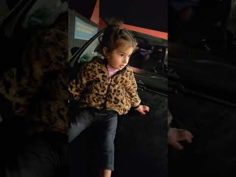 قعدت ع السيارة ما بدها ترجع ع البيت  