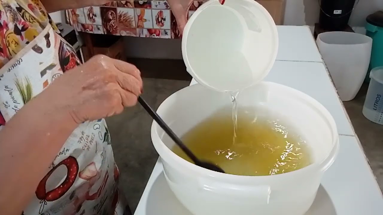 SABÃO LÍQUIDO DE ÓLEO NOVO COM PINHOBRIL E VANSHI E AGUA SANITÁRIA CLORO ATIVO 