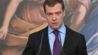 Медведев: Путина толкать локтями не буду