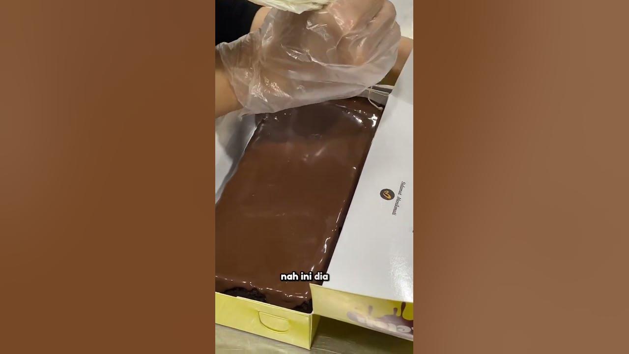 MELUKIS DI ATAS BROWNIS - VIERA OLEH OLEH PEKANBARU