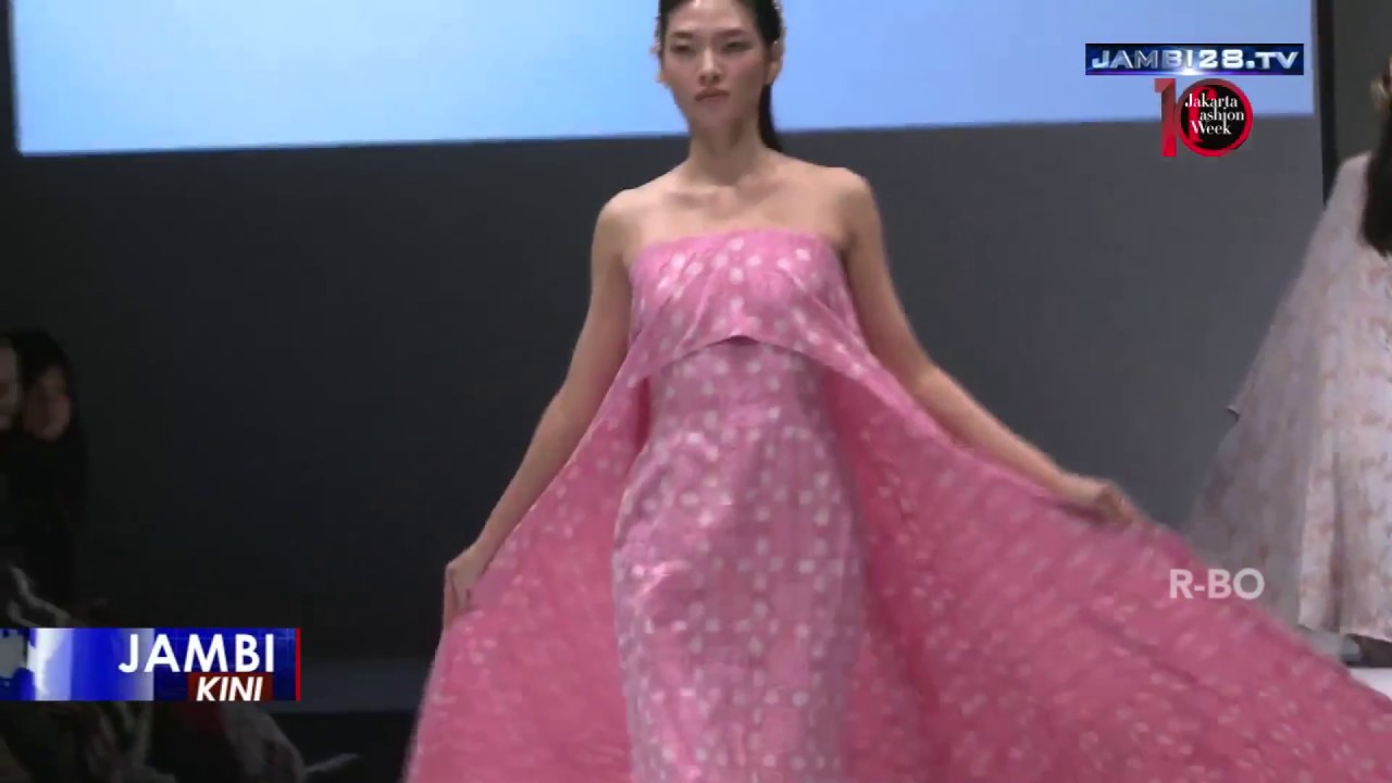 Batik Jambi Jadi Gaun Cantik Nan Elegan Ditangan Desainer Barli