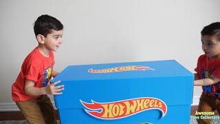 Kids open GIANT Hot Wheels SURPRISE TOYS and Ultimate Garage with Evan and Joey!!