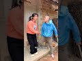 武功高强美女惊险逃跑,背后人贩子追击一棒子打向她,直接一拳揍得人贩子跪地求饶!必须绳之以法送进监狱