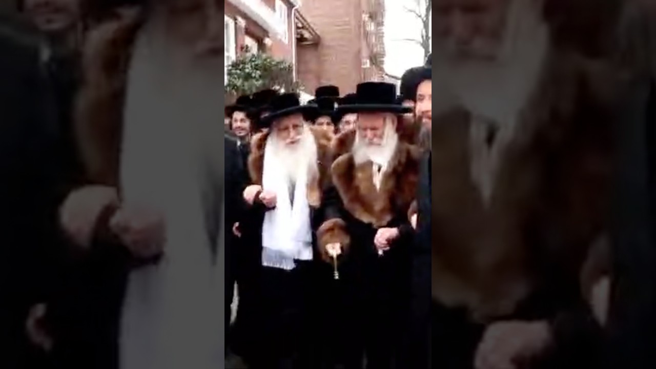 האדמו״ר מבאבוב מלווה את האדמו״ר מצאנז בסיום הביקור במעונו