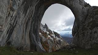 El ojo de Buey de Peña Mea.  Asturias