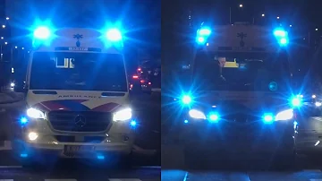 Verschillende Ambulances met spoed bij het Erasmus Medisch Centrum in Rotterdam