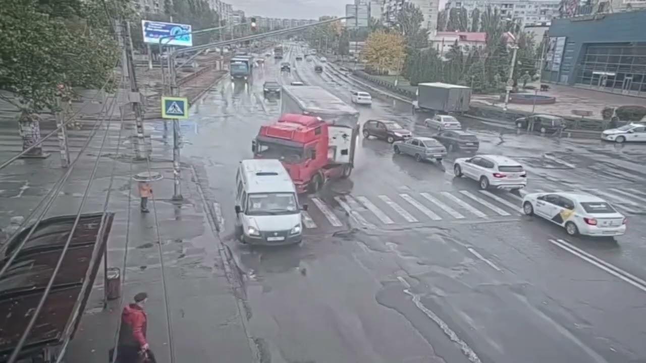 Truck loses control and crashes into minibus in Krasnoarmeysk, Russia