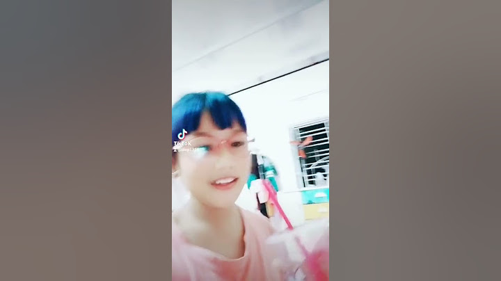 đang uống trà sữa mà
