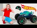 Vlad và Chris học cách chia sẻ đồ chơi chơi với xe tải quái vật Hot Wheels RC
