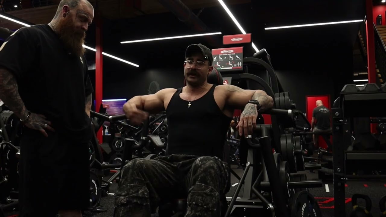 День тренировок груди с Зьюсом в фитнес-комплексе в Ботхелле, штат Вашингтон. Он хорошо обнимается.