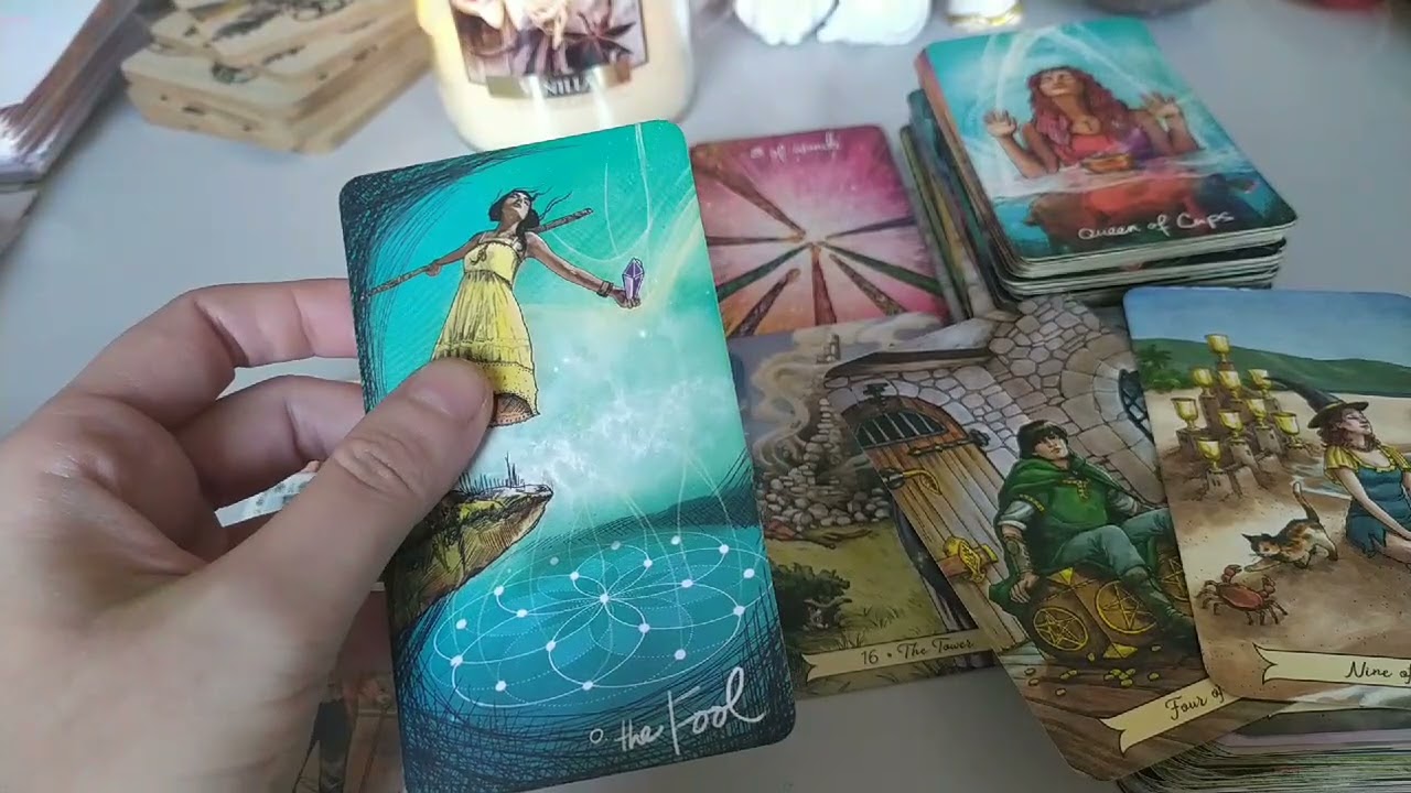 Milostný trojúhelník - dostává kopačky od bývalky a přemýšlí zda mě kontaktovat🙃😁❤️ Výklad karet 🥰😍🤪