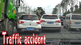 交通事故合集瞬間中國2021第223期：女司机驾跑车，干上电线杆.每天看一看，開車更安全。