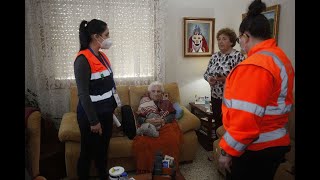 Un viaje a la aldea de Faramontaos, en Xinzo, para visitar a dos nonagenarias y su cuidadora