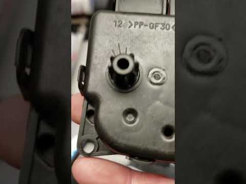 Jeep wrangler JK blend door actuator replacement. Part 4 - YouTube