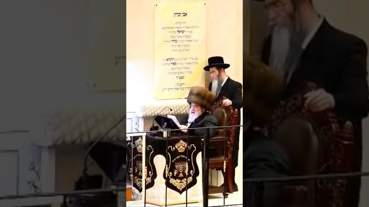 מרן האדמו״ר מויז׳ניץ בהדלקת נר ראשון של חנוכה (צילום שוקי לרר)
