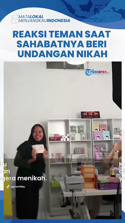 Momen Haru Jadi Lucu, Begini Reaksi Teman Ketika Sahabatnya Tiba-tiba Memberi Undangan Nikah