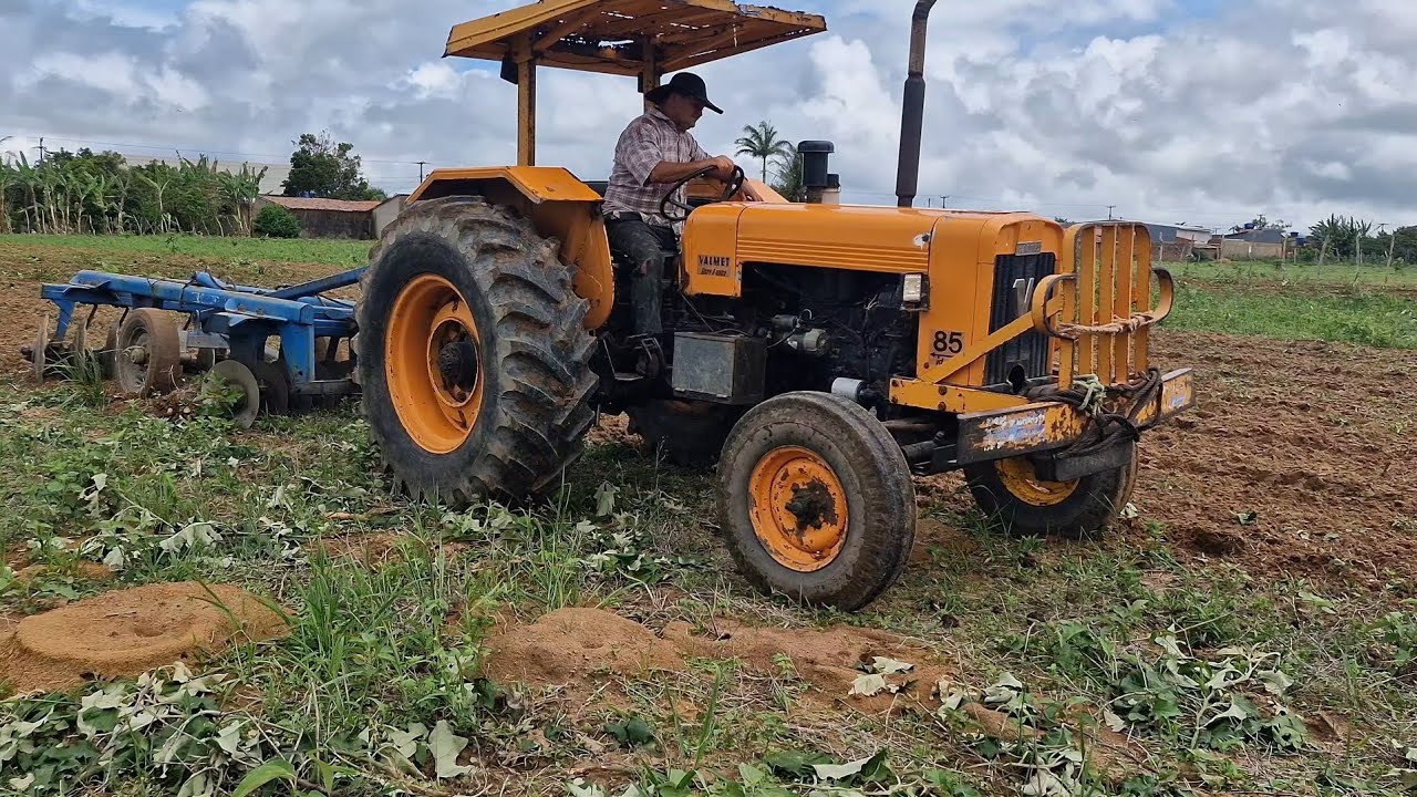 Os tratores já começaram mostrar as caras após as fortes chuvas e os atoleiros 