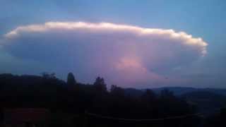AMAZING!! Cloud looks like an atomic bomb mushroom cloud!!
