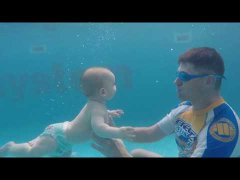 Wideo: Jak Nauczyć Dziecko Pływać W Basenie?