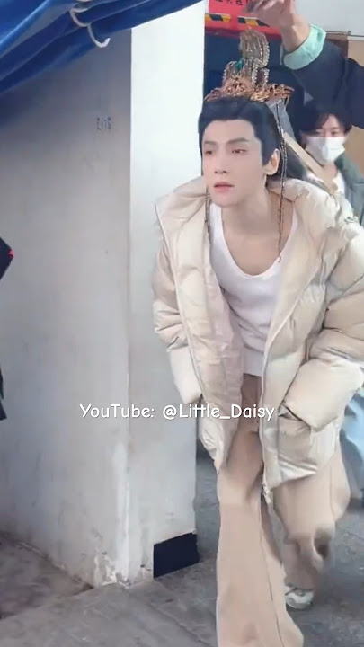 The way Luo Yunxi handle such a huge headpiece 😭😆‘Shui Long Yin/水龙吟’