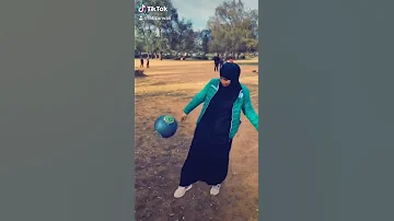 شاهد اول فتاة تلعب كرة القدم بالحجاب و باحتراف كرةالقدم حجاب 