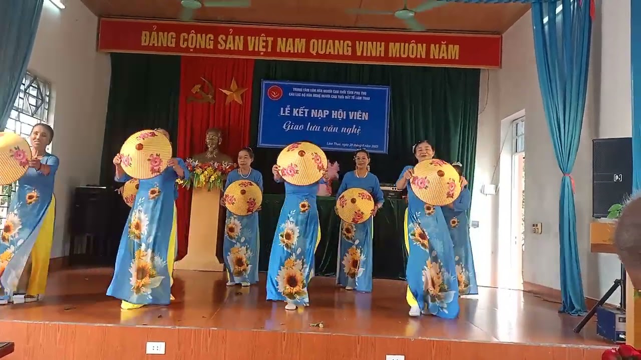 Em đi chảy hội mùa xuân