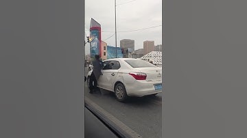 Ông chú kéo xe ô tô