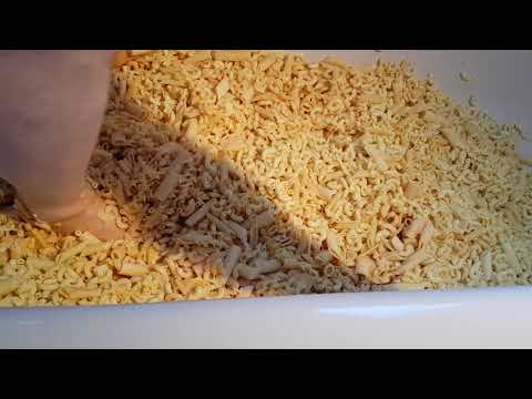 Stomping cooked pasta in the bathtub barefoot and with rubberboots 1 - Gekochte Nudeln stampfen
