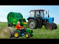 Синий ТРАКТОР едет по полям и собирает сено. Видео про трактор для детей