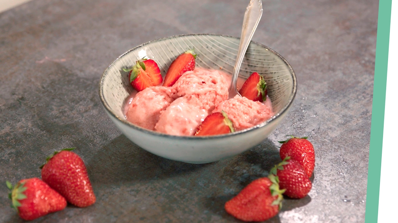 Joghurt-Erdbeer-Eis | yogurt strawberry ice cream | Living The Healthy ...