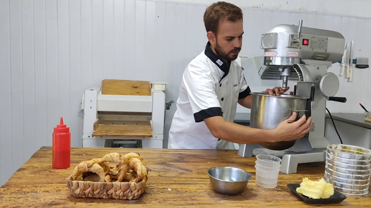 media luna (factura) de grasa desde adentro de la panadería paso a paso.
