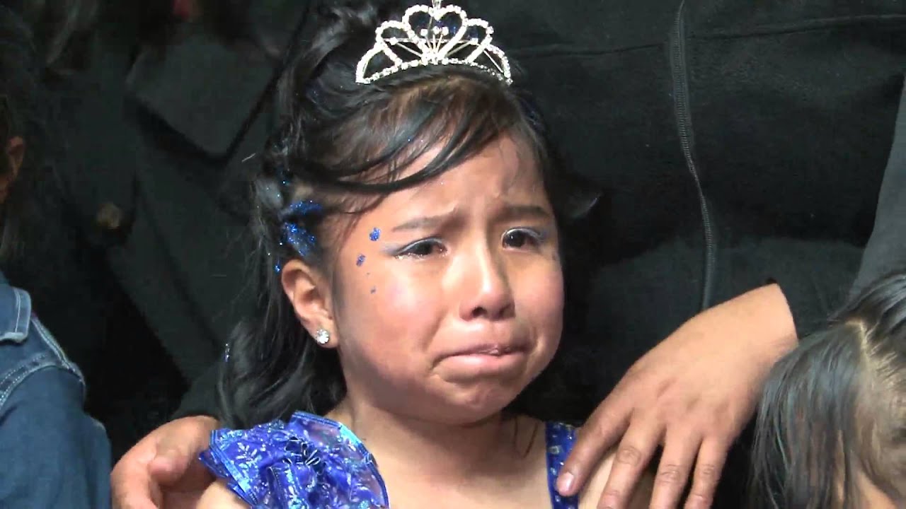 Estudiantes de Inicial se despiden de profesora con lagrimas