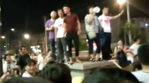 江苏睢宁数千人围堵苹果店 高喊滚出中国 - 天天要闻