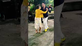 La chica de amarillo se mueve #bailando #cumbia #baile #music