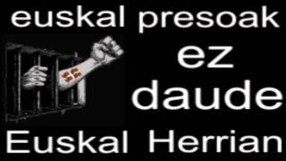 Video thumbnail of "Zergatik ez? - Txapelpunk - Urritxe institutua"