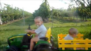 Bambini sul trattore elettrico john deere ground force