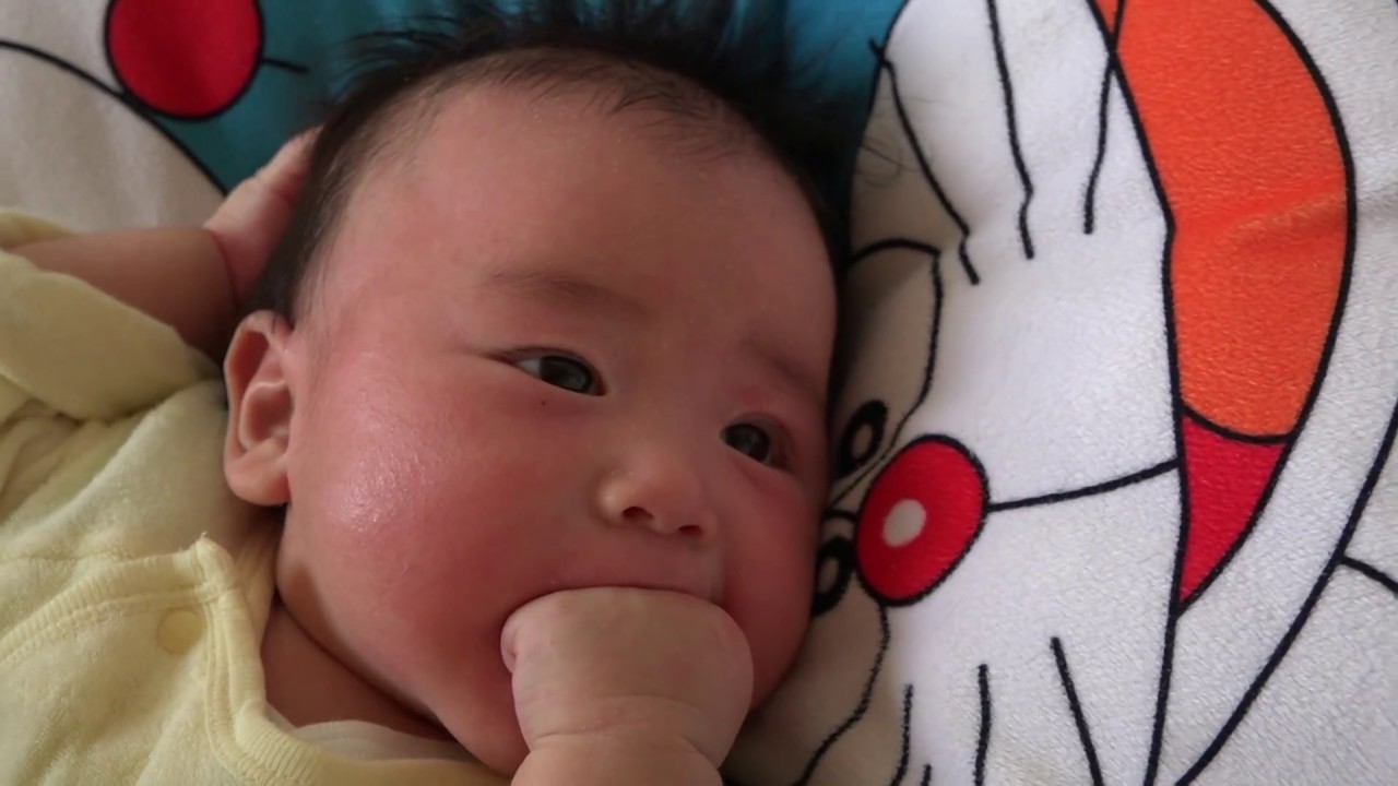 【悶絶】自分の手を食べる赤ちゃん（2ヶ月） YouTube