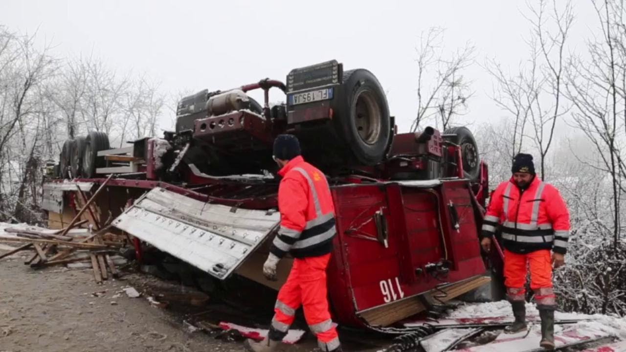 Tromello, camion slitta sulla neve e si ribalta