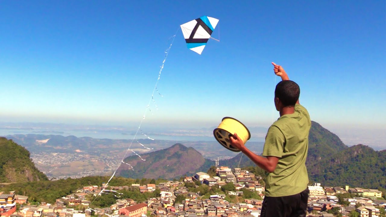 Pipa Combate da Vida Real na Favela - Rafinha e Helinho no Topo da