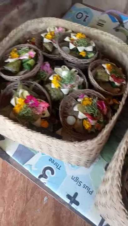 Orang bali,khususnya Hindu, sll buat banten(sodan) setiap rahinan