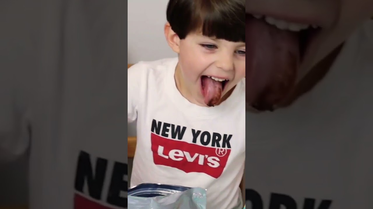 Сын пробует МЯТНЫЕ американские шоколадные конфеты из Walmart. My son is tasting mint chocolate. Fun