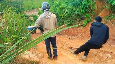 Anh tài xế lái xe công nông chở 30bao lên dốc không cho kéo tơi và cái kết cũng phải dung tơi.......