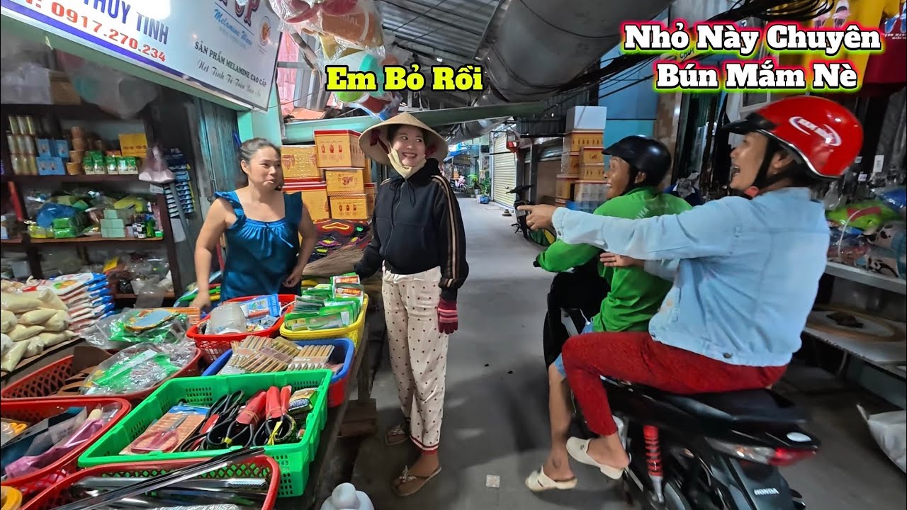 2 Vợ Chồng Chạy Xuồng Đi Chợ Mua Mua Đồ Để Chuẩn Bị Làm Khô Giao Cho Khách