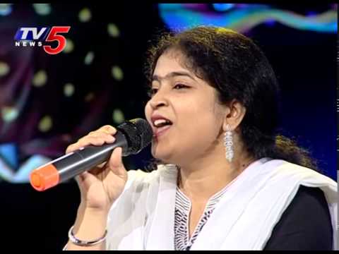 Singer Usha Sings SP Sailaja Song Lalu Darwaja Laskar  Mondi Mogudu Penki Pellam  TV5 News