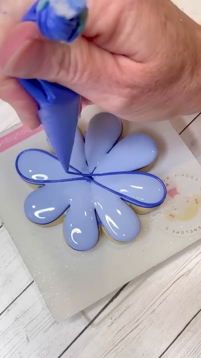 🌻💙 Blue Daisy Cookie Decorating with Royal Icing #shorts #cookiedecorating #daisy