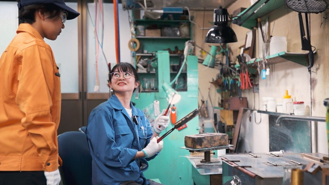 Небольшая японская фабрика по пайке серебра, где работают женщины-мастерицы.