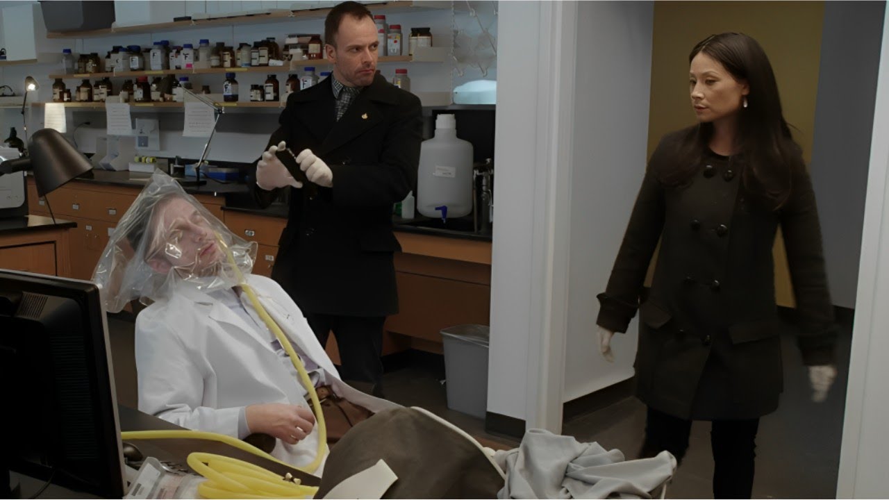  الشرطة بتلاقي دكتور مقـ/ـتول في المعمل والمحقق شيرلوك بيقدر يحل لـغـز القضية بطريقة عبقرية 